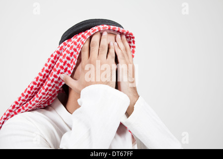 Arabische Mann Lesung Dua für Vergebung seiner Sünden beten Stockfoto