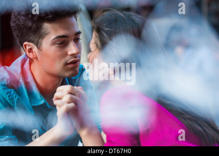 Junges Paar Hand in Hand im Straßencafé, Paris, Frankreich Stockfoto