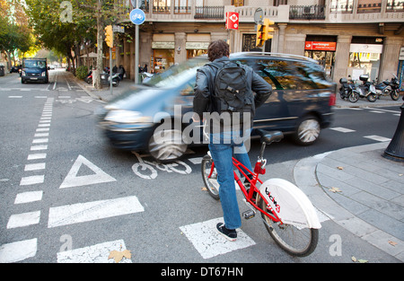 Radfahrer an gefährlichen Kreuzung in Barcelona, Spanien. Stockfoto