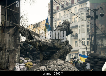 Verpackte Denkmal von Valeriy Lobanovskyi außerhalb Dynamo-Stadion. Bleiben die Euromajdan Demonstranten auf-Guard auf den Barrikaden in Kiew. Stockfoto