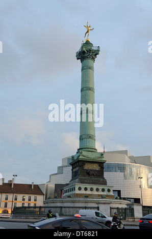 Die Place de la Bastille mit Juli Spalte und Opéra Bastille hinter, Bastille, Paris, Frankreich. Stockfoto