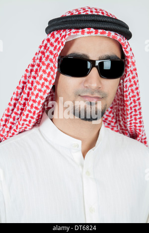 Junge arabische Porträt tragen Sonnenbrillen Stockfoto