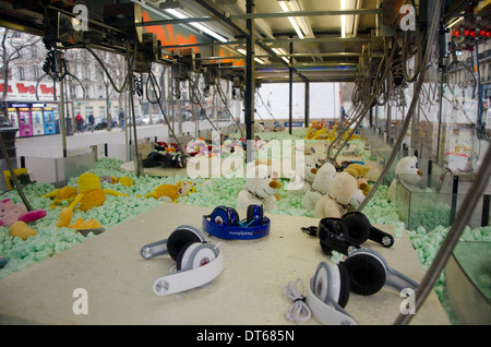 Klaue oder Geschicklichkeit Kran, mit Kopfhörer und Plüschtiere als Preise in Paris, Frankreich. Stockfoto