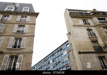 Fassade von zwei klassizistischen Paris Gebäude mit einem modernen Gebäude dahinter. Paris, Frankreich. Stockfoto