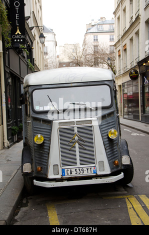 Citroën H Van geparkt in den Straßen von Paris. Stockfoto