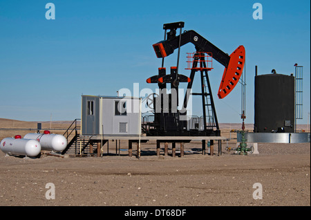 Kanada, Alberta, Milk River Ridge, Öl Pumpe Jack oder nickend Esel und Lagertank am Rande des Spiels Bakken. Stockfoto