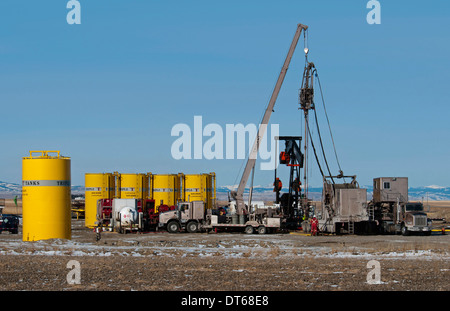 Kanada, Alberta, Granum, Argosy Energy Inc Fracking für enge Schieferöl in einem Weizenfeld am Rande des Spiels Bakken. Stockfoto