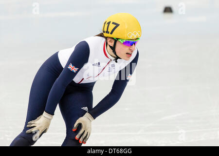 Sotschi, Krasnodar Krai, Rußland. 10. Februar 2014. Charlotte GILMARTIN (GBR) nach Sicherung der Qualifikation für die nächste Stufe der Frauen 500m Short Track Speed Skating Veranstaltung im Palazzo Eisberg Skating - XXII Olympische Winter-Spiele-Credit: Action Plus Sport/Alamy Live News Stockfoto