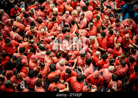 Barcelona, Spanien. 9. Februar 2014: Die Castellers von Barcelona feiern nach erfolgreich einen menschlichen Turm 4 von 8 vor Barcelonas Rathaus während des Stadtfestes, Santa Eulalia, 2014 Kredit bauen: Matthi/Alamy Live-Nachrichten Stockfoto