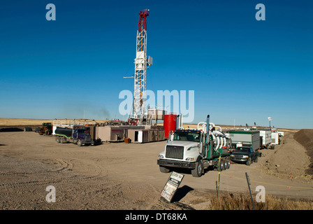 Kanada, Alberta, Del Bonita, CanElson Bohren Inc von Calgary Fracking für enge Schieferöl im Weizenfeld am Rand der Bakken spielen Stockfoto