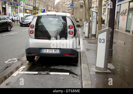 Autolib, ein Elektroauto-sharing-Dienst für die öffentliche Nutzung auf ein kostenpflichtiges Abonnement-Basis in Paris Recharched, Frankreich. Stockfoto