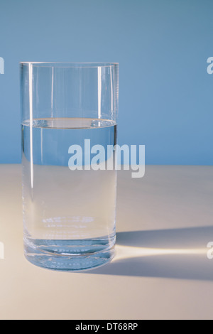 Ein Glas mit gefiltertem Wasser auf einer weißen Fläche. Stockfoto