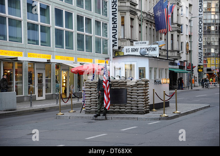 Berlin, Deutschland, Check Point Charlie in der Friedrichstraße Replik. Stockfoto