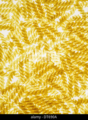 Bio Gluten freie Fusilli Nudeln Spiralen, weißer Hintergrund Stockfoto