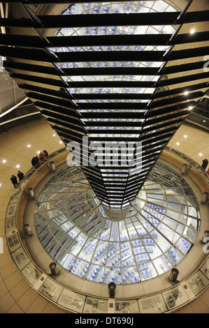 Berlin, Deutschland, Reichstag Glas Kuppel Innenraum von Norman Foster entworfenen nachts mit Menschen beleuchtet. Stockfoto