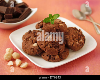 Schokoladenkekse mit Macadamia-Nüssen. Rezept zur Verfügung. Stockfoto