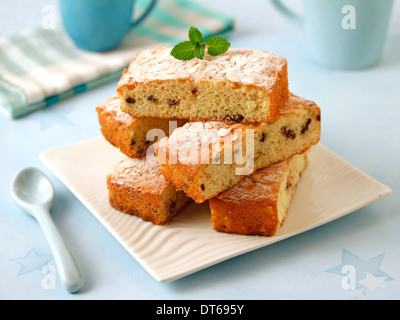 Biskuitteig mit Schokolade Brocken und Mandeln. Rezept zur Verfügung. Stockfoto