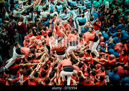 Barcelona, Spanien. 9. Februar 2014: Die Castellers von Barcelona feiern nach erfolgreich einen menschlichen Turm 4 von 8 vor Barcelonas Rathaus während des Stadtfestes, Santa Eulalia, 2014 Kredit bauen: Matthi/Alamy Live-Nachrichten Stockfoto