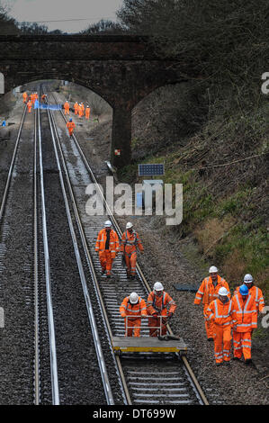 Stonegate, East Sussex, UK. 10. Februar 2014. Wahrscheinlich die einzige Schienenverkehr dieser Strecke sehen für eine Weile wie Network Rail Ingenieure Reparaturen auf der wichtigsten Hastings, London Line bei Stonegate Credit beginnen: David Burr/Alamy Live News Stockfoto