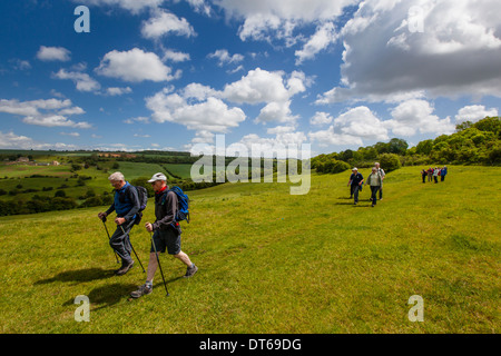 Wanderer auf dem Weg von Winchcombe während Wanderfest, Cotswolds, UK Stockfoto