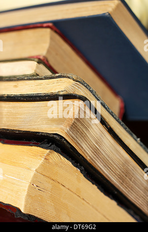 eine Sammlung von Vintage Hardcover-Büchern und Romanen sind aufgereiht in einer Reihe, von der oberen Seite Ecken gesehen Stockfoto