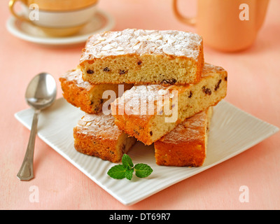 Biskuitteig mit Schokolade Brocken und Mandeln. Rezept zur Verfügung. Stockfoto