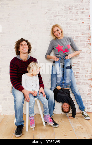 Studio-Porträt des Paares winken Spaß mit Sohn und Tochter Stockfoto