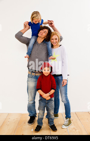 Studio-Porträt des Paares zusammen mit Sohn und Tochter Stockfoto