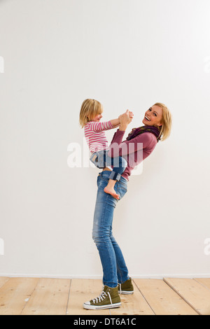 Studio-Porträt der Mutter mit Tochter spielen Stockfoto
