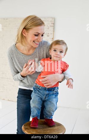 Studio-Porträt der Mutter mit Tochter Stockfoto