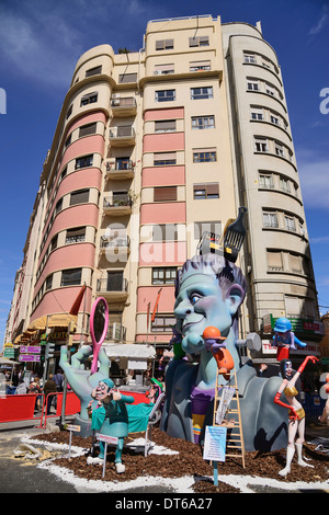 Spanien, Provinz Valencia, Valencia, typische Falla Szene mit papier Papiermache Figuren in der Straße Las Fallas Festival. Stockfoto