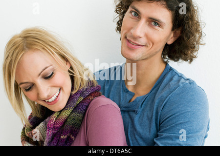 Studioaufnahme des glücklichen Paares beschnitten Stockfoto