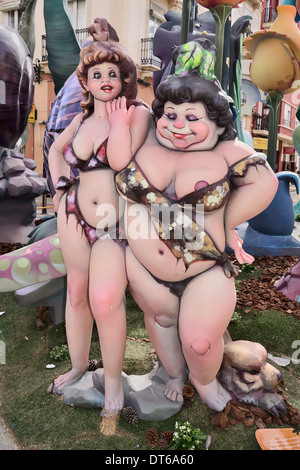 Spanien, Provinz Valencia, Valencia, zwei weibliche Papier Papiermache Figuren in der Straße Las Fallas Festival. Stockfoto