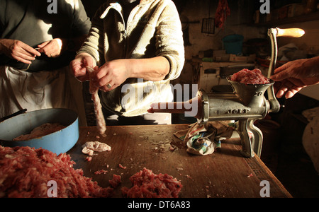 Traditionelle Art und Weise dem Schwein im kleinen Dorf in Lozère Südfrankreich Stockfoto