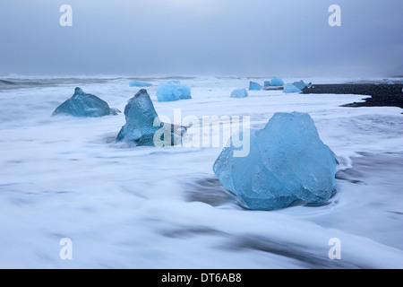 Eisblöcke am Strand in der Nähe von Gletscherlagune Islands Stockfoto