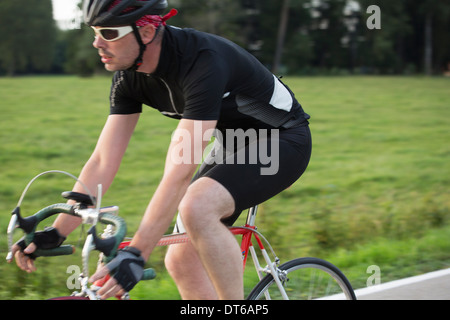 Nahaufnahme von Reifen männlichen Radfahren auf Landstraße Stockfoto