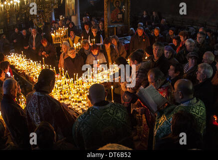 Blagoevgrad, Bulgarien. 10. Februar 2014. Am 10. Februar feiert die bulgarische orthodoxe Kirche den Tag der St. Haralambos der Märtyrer, der auch als Schutzpatron der Imker, Gärtner und Obstbauern verehrt wird. Die treuen Kerzen mit Gläser Honig während einer heiligen Messe für die '' Heiligung des Honigs '' '' Präsentation der seligen Jungfrau '' Kathedrale Kirche in der Stadt Blagoevgrad, Bulgarien. Honig ist geweiht und dann das Brot damit beschichtet ist. Der Rest des Honigs ist als Heilmittel im Haus gehalten. Bildnachweis: Hristo Vladev/NurPhoto/ZUMAPRESS.com/Alamy Live-Nachrichten Stockfoto