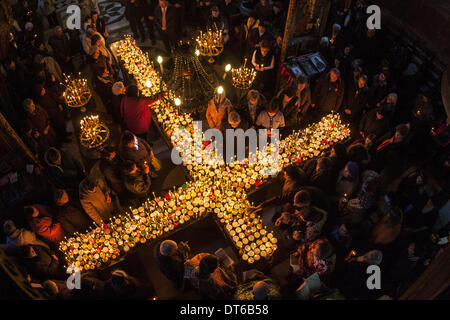 Blagoevgrad, Bulgarien. 10. Februar 2014. Am 10. Februar feiert die bulgarische orthodoxe Kirche den Tag der St. Haralambos der Märtyrer, der auch als Schutzpatron der Imker, Gärtner und Obstbauern verehrt wird. Die treuen Kerzen mit Gläser Honig während einer heiligen Messe für die '' Heiligung des Honigs '' '' Präsentation der seligen Jungfrau '' Kathedrale Kirche in der Stadt Blagoevgrad, Bulgarien. Honig ist geweiht und dann das Brot damit beschichtet ist. Der Rest des Honigs ist als Heilmittel im Haus gehalten. Bildnachweis: Hristo Vladev/NurPhoto/ZUMAPRESS.com/Alamy Live-Nachrichten Stockfoto