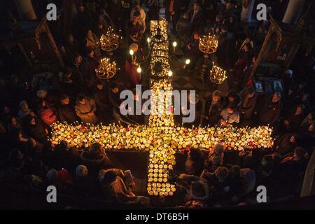 Blagoevgrad, Bulgarien. 10. Februar 2014. Am 10. Februar feiert die bulgarische orthodoxe Kirche den Tag der St. Haralambos der Märtyrer, der auch als Schutzpatron der Imker, Gärtner und Obstbauern verehrt wird. Die treuen Kerzen mit Gläser Honig während einer heiligen Messe für die '' Heiligung des Honigs '' '' Präsentation der seligen Jungfrau '' Kathedrale Kirche in der Stadt Blagoevgrad, Bulgarien. Honig ist geweiht und dann das Brot damit beschichtet ist. Der Rest des Honigs ist als Heilmittel im Haus gehalten. Bildnachweis: Hristo Vladev/NurPhoto/ZUMAPRESS.com/Alamy Live-Nachrichten Stockfoto