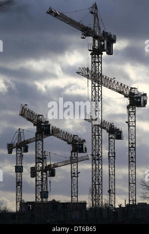 Berlin, Deutschland. 9. Februar 2014. Krane sind vor einem wolkigen Himmel in Berlin, Deutschland, 9. Februar 2014 abgebildet. Foto: Jens Wolf/Dpa/Alamy Live News Stockfoto