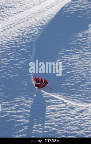 Eine herbstliche rotes Ahornblatt auf Schnee liegen. Stockfoto