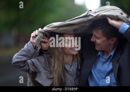 Junge Frau und reifer Mann zu Fuß in park Stockfoto