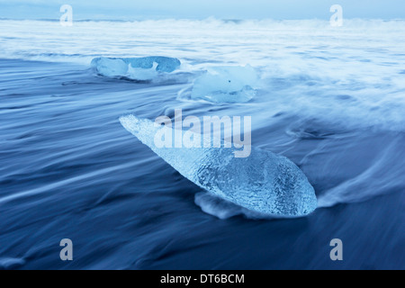 Eisblöcke am Strand in der Nähe von Gletscherlagune Islands Stockfoto