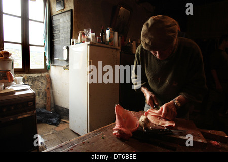 Traditionelle Art und Weise dem Schwein im kleinen Dorf in Lozère Südfrankreich Stockfoto