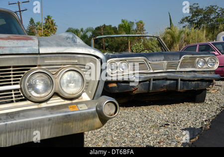 Oldsmobile und Pontiac Oldtimer parkten im Wigwam Motel, San Bernardino Stockfoto