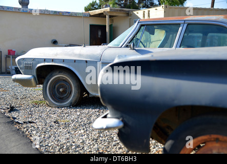 Oldsmobile und Pontiac Oldtimer parkten im Wigwam Motel, San Bernardino Stockfoto