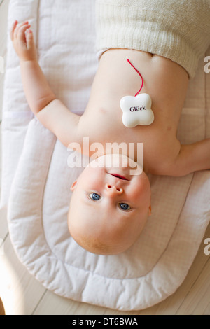 Babymädchen mit Glücksbringer Stockfoto