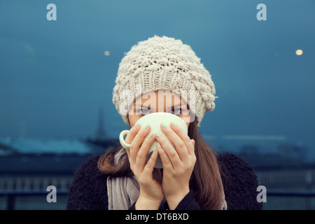 Porträt der jungen Frau trinkt eine Tasse Kaffee Stockfoto