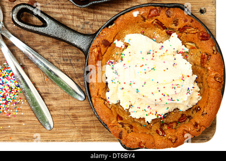 Pfanne Schildkröte Cookie mit Vanilleeis auf Tisch. Stockfoto