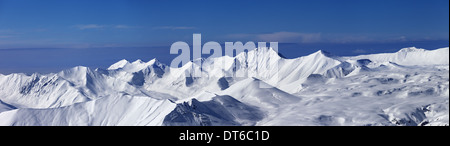 Panoramablick auf Off-Piste Hang und schneereichen Hochplateau am schönen Tag. Kaukasus, Georgien, Skigebiet Gudauri. Stockfoto